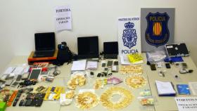 Material incautado por la Policía Nacional y los Mossos d'Esquadra en la operación por estafa con seguros falsos en Baix Ebre.