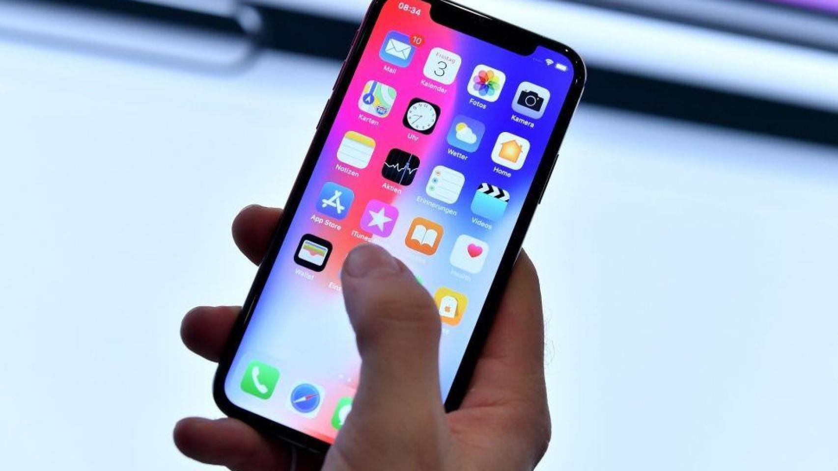 Un móvil con varias apps como Grindr / EFE