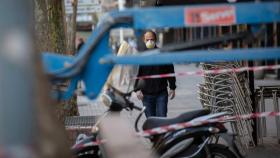 Un hombre con mascarilla en la calle en Barcelona / EUROPA PRESS
