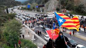 Los independentistas de Tsunami Democràtic en el corte de la frontera de la AP7 por la Jonquera de este lunes. Imagen del artículo sobre el manifiesto de intelectuales / EFE