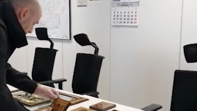 Los Mossos encuentran diversos artículos falsificados a una estafadora que ha quedado en libertad tras ser detenida por engañar a ancianos / MOSSOS