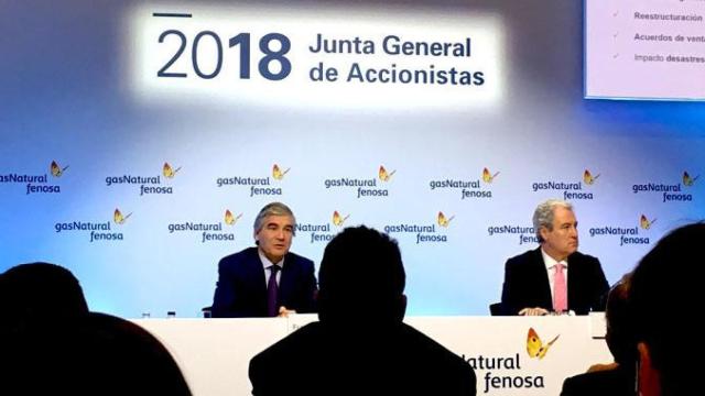 Francisco Reynés (i), presidente ejecutivo de Gas Natural Fenosa, junto al director de comunicación del grupo, Jordi García Tabernero (d) / CG