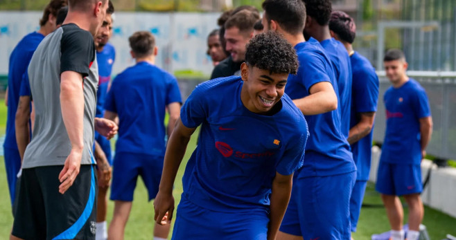 Lamine Yamal pasó por el túnel de collejas en el entrenamiento del Barça / FCB