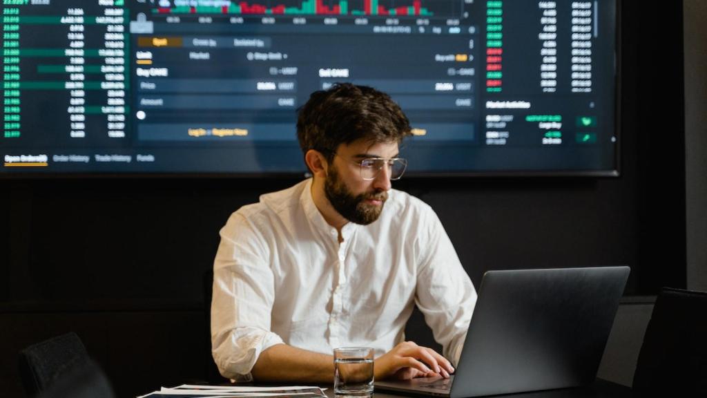 Bróker analizando el mercado / PEXELS