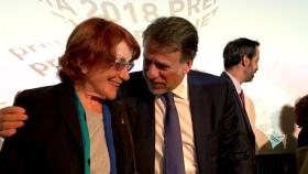 José Creuheras, presidente del Grupo Planeta, junto a la escritora Rosa Regàs en la presentación de los finalistas de la 67 edición del Premio Planeta / CG