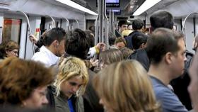 Imagen de archivo del interior del Metro de Barcelona en una de los primeros lunes con huelga de servicio / EP