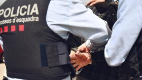 Los Mossos d'Equadra efectúan una detención, como la del gerente de Roses que estafó más de 300.000 euros mediante la compraventa de vehículos / MOSSOS