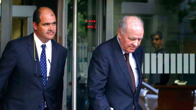 Carlos Sumarroca Coixet y su hijo Carlos Sumarroca Claverol saliendo de la Audiencia Nacional / EFE