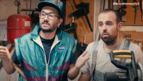 Jair Domínguez y Lluís Jutglar 'Peyu', en un gag del programa de TV3 Bricoheroes donde este último decía preferir la esvástica a la bandera española / CCMA - TV3