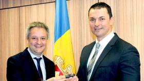 Jordi Gallardo (d), ministro de Presidencia, Economía y Empresa de Andorra, con su predecesor en el cargo, Gilbert Saboya (i) / GOVERN ANDORRA