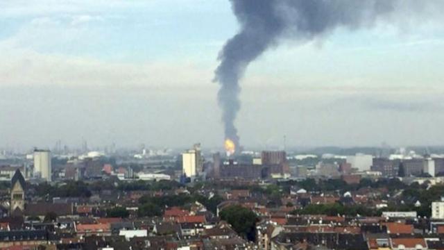 Columna de humo tras las dos explosiones en la planta química de Basf en Alemania / CG