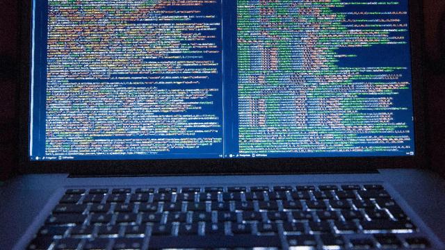 Una persona navega por la dark web / MARKUS SPISKE - PEXELS