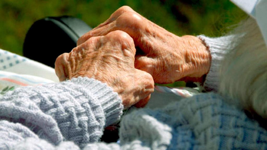Manos de una mujer anciana con alzhéimer / EFE