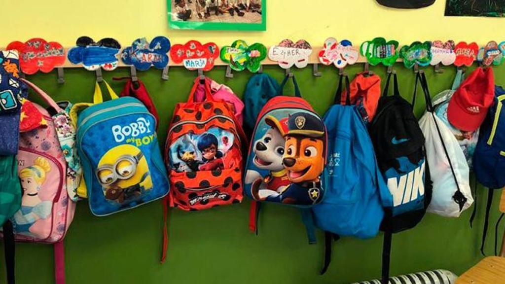 Mochilas colgadas en una guardería / CG