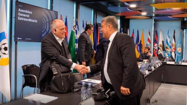 Saludo entre Tebas y Laporta, durante una reunión de los clubes de la Liga