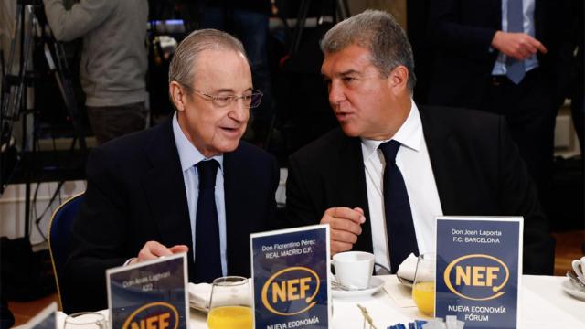 Joan Laporta y Florentino Pérez, conversando animadamente en un acto de la Superliga