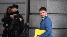 El portavoz de ERC en el Congreso, Gabriel Rufián, a su salida de la primera sesión del debate de investidura de Pedro Sánchez