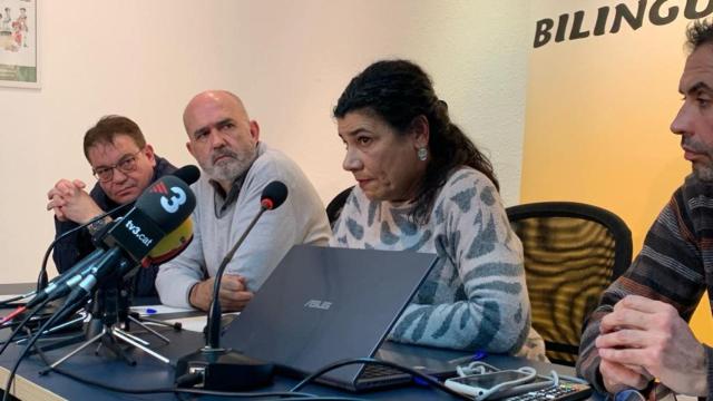 Carlos Silva (Docentes Libres) y Ana Losada (AEB), en el centro, acompañados por padres contrarios a la inmersión lingüística