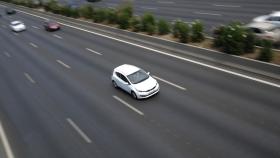 Imagen de coches en una autovía
