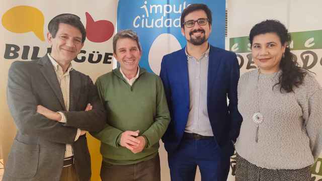 Guillermo del Valle (Izquierda Española), en Barcelona junto a los presidentes de Impulso Ciudadano y AEB (José Domingo y Ana Losada) y el impulsor del partido en Cataluña, Ricardo García Manrique