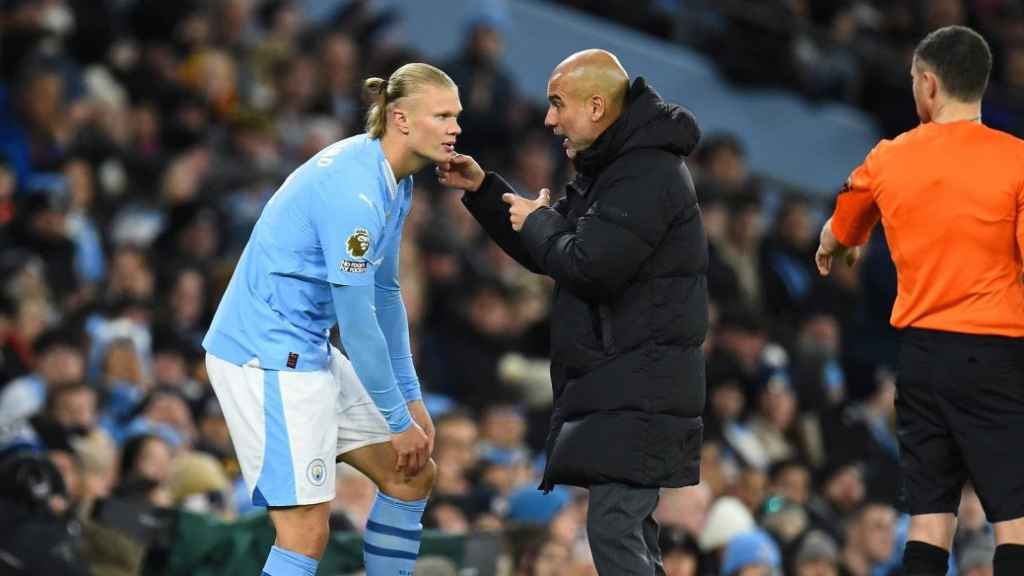 Guardiola da indicaciones a Haaland en un partido de Premier League