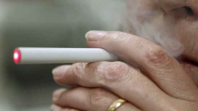 Un hombre fuma un cigarrillo electrónico