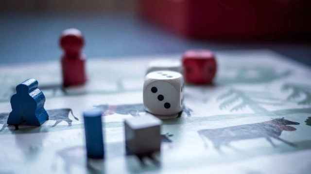 Un dado sobre un juego de mesa