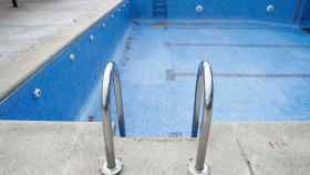 Piscina vacía de un cámping