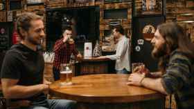 Varias personas toman algo en un bar
