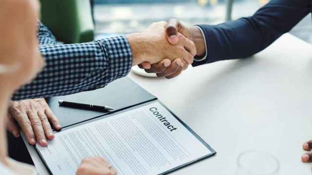 Apretón de manos por la firma de un contrato