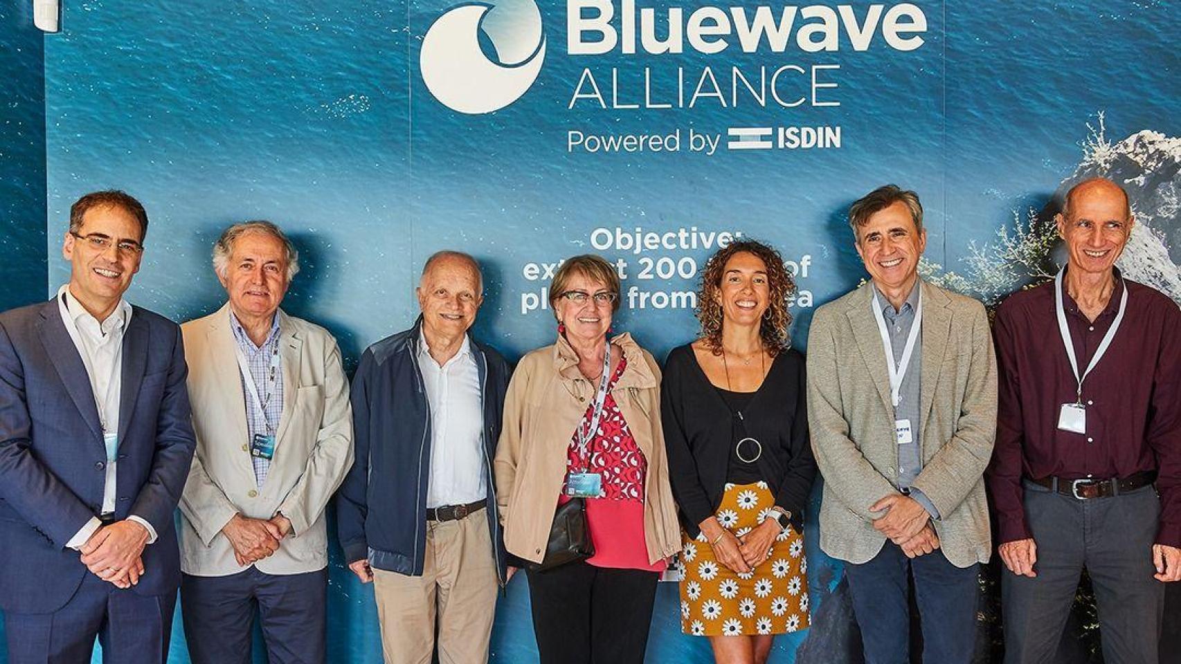 Aleix Bacardit, director de Estrategia y Desarrollo Corporativo de ISDIN, Miquel Canals, director de la Cátedra de Economía Azul sostenible de la UB; Kike Ballesteros, investigador del Centro de Estudios Avanzados de Blanes (CSIC); Iosune Uriz, bióloga marina; Emma Cebrian, bióloga marina del Centro de Estudios Avanzados de Blanes (CSIC); Juan Naya, CEO de ISDIN y Josep Lluís Pelegrí, Investigador del Instituto de Ciencias del Mar (CSIC)