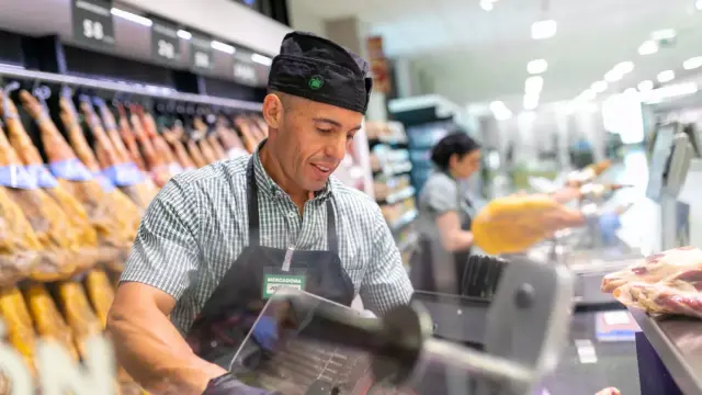 Un empleado de Mercadona en uno de los más de 1.600 centros del distribuidor