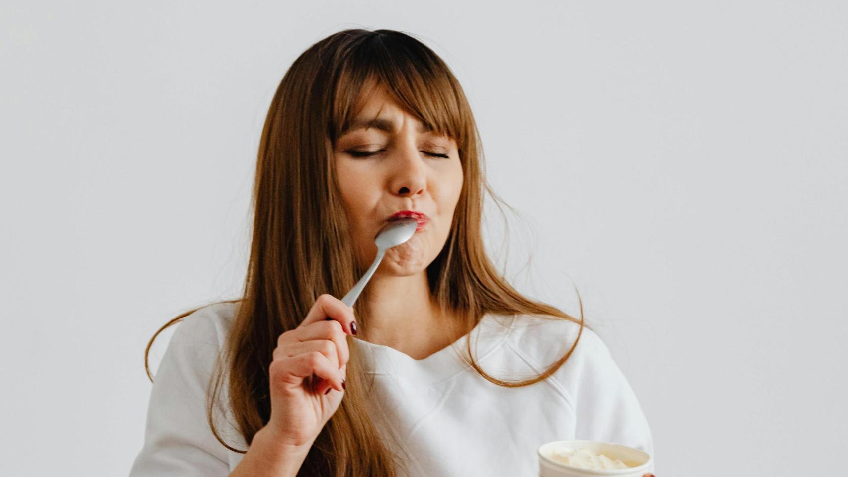 Mujer comiendo