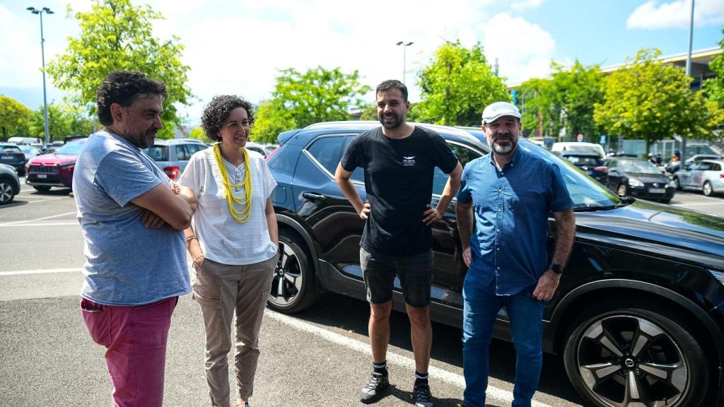 De izquierda a derecha: el periodista Jesús Rodríguez; la secretaria general de ERC, Marta Rovira; el diputado de ERC Ruben Wagensberg; y el vicepresidente de Òmnium, Oleguer Serra, antes de su regreso a Cataluña