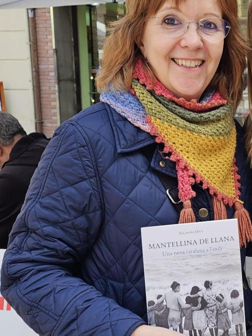 La escritora Alejandra Orrit posa con 'Mantellana de Llana'