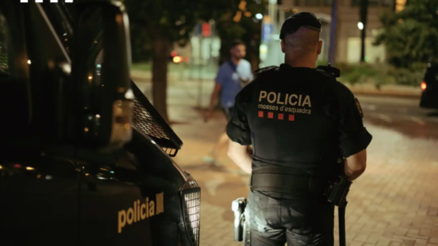 Agente de la ARRO de los Mossos d'Esquadra en un dispositivo nocturno