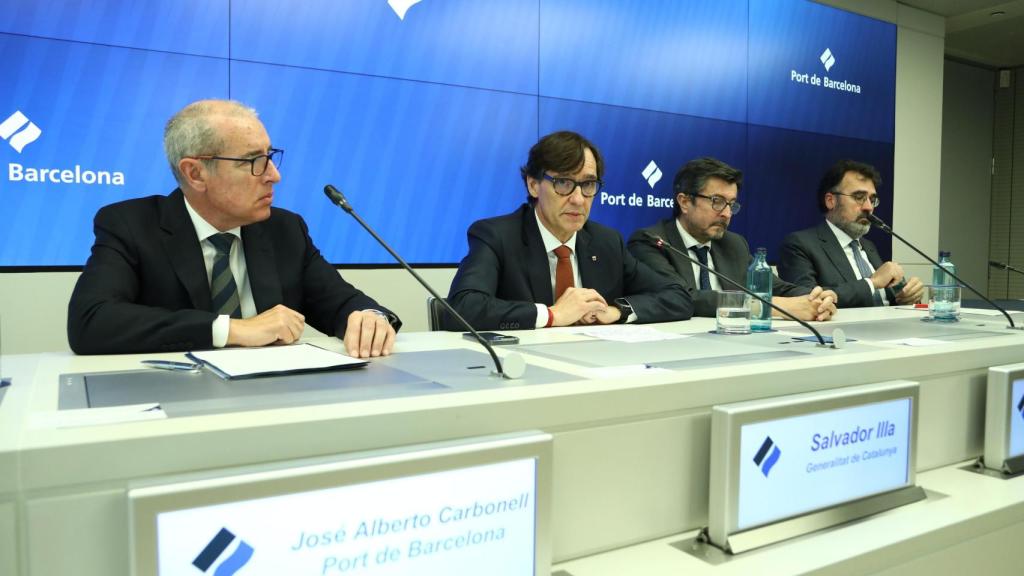 Imagen conjunta del nuevo presidente del Puerto de Barcelona, José Alberto Carbonell; el presidente de la Generalitat, Salvador Illa; el presidente de Puertos del Estado, Álvaro Rodríguez y el expresidente del Puerto de Barcelona, Lluís Salvadó