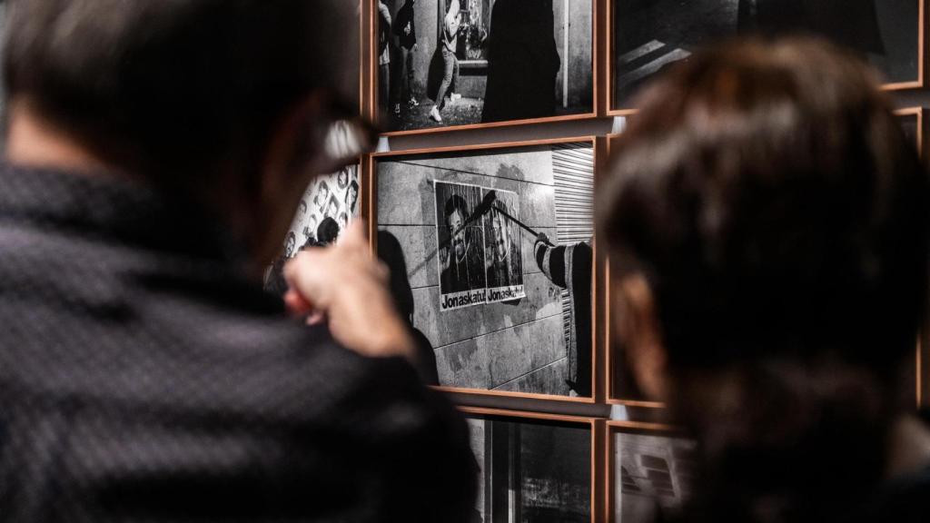 'Hemendik Hurbil-Prop d'aquí', título de la exposición y del libro sobre el conflicto vasco