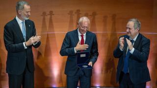 El rey Felipe VI y el ministro Jordi Hereu aplauden a Isak Andic, fundador de Mango, durante la entrega del VIII Premio Reino de España a la Trayectoria Empresarial (Iese)