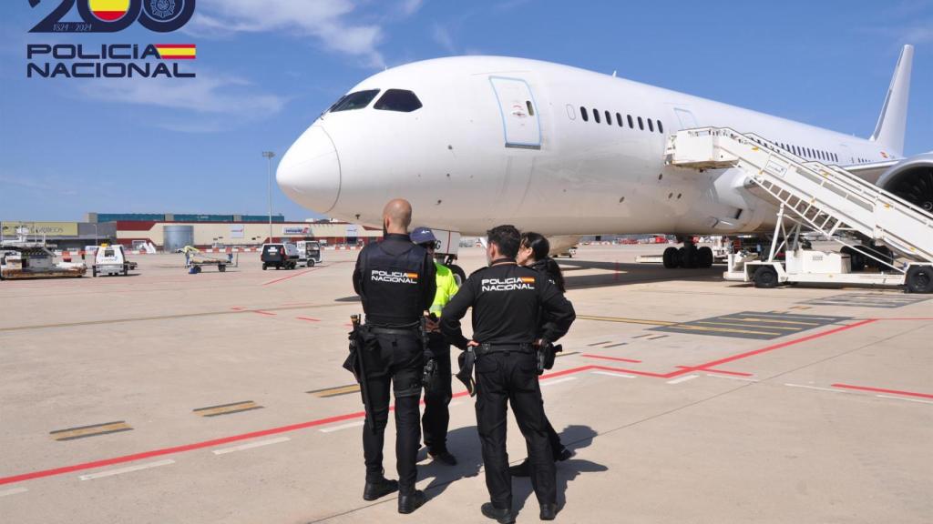 El avión en el Aeropuerto de Madrid-Barajas donde han volado los ciudadanos expulsados