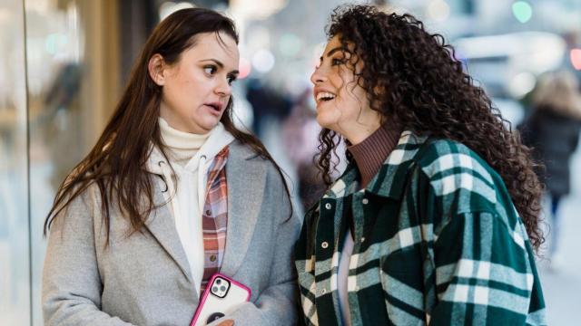 Dos chicas hablando
