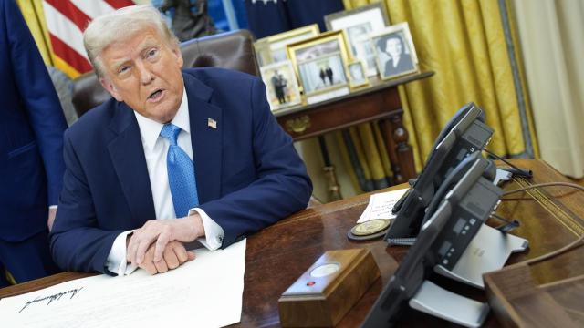 Donald Trump, presidente de Estados Unidos, firma una orden en el Despacho Oval de la Casa Blanca / EP