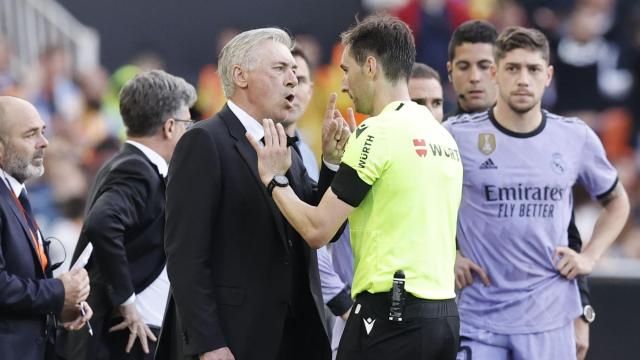 Carlo Ancelotti discute con Ricardo de Burgos Bengoetxea en un partido del Real Madrid en la Liga