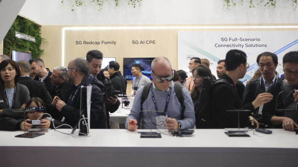 Imagen de un grupo de congresistas en el Mobile World Congress