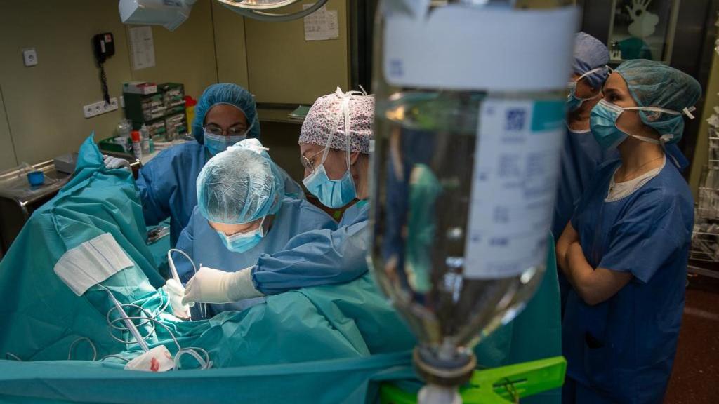 Imagen del equipo de doctores del Clínic durante una reconstrucción