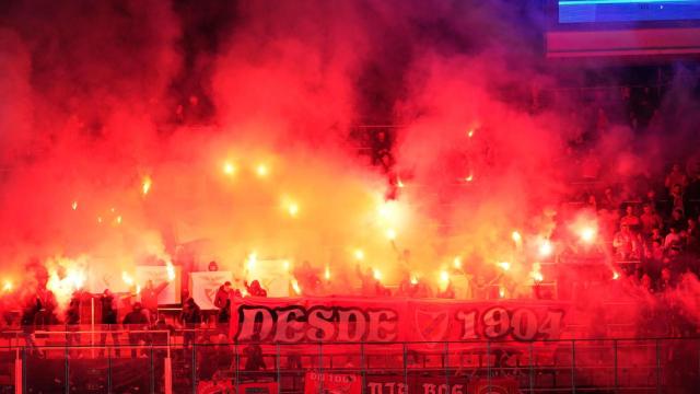 Bengalas de los aficionados del Benfica en Montjuïc
