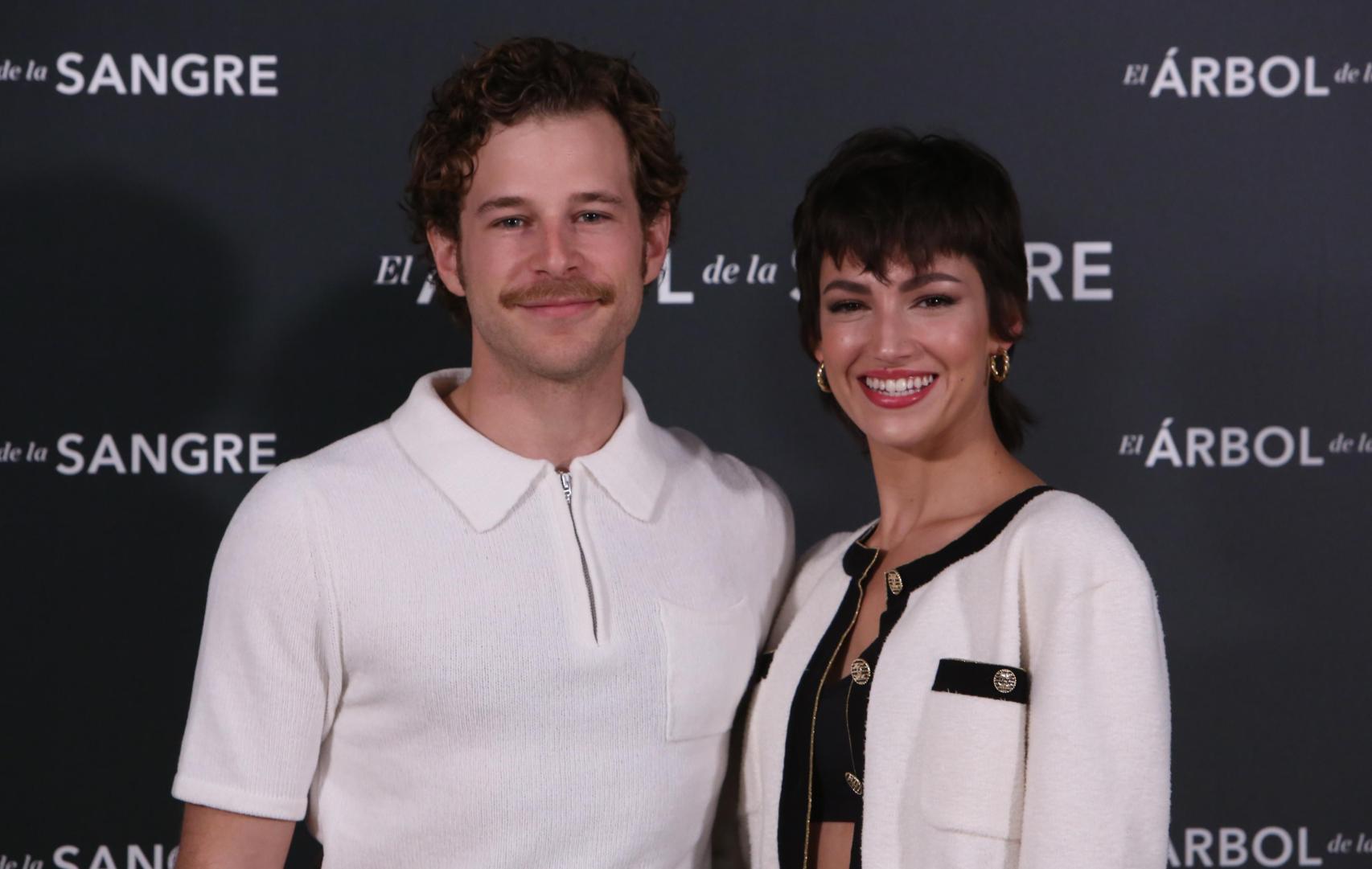 Álvaro Cervantes y Úrsula Corberó en la premiere de la película El árbol de la sangre