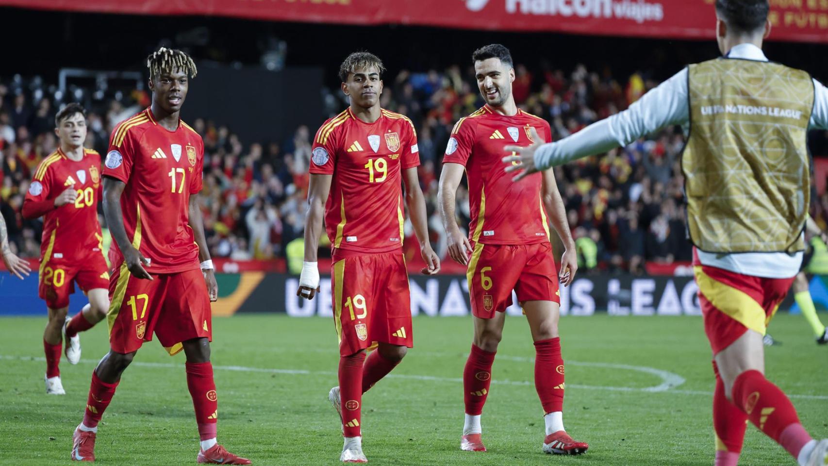 Lamine Yamal, Nico Williams y Mikel Merino celebran el golazo del de Rocafonda contra Holanda en la Nations League