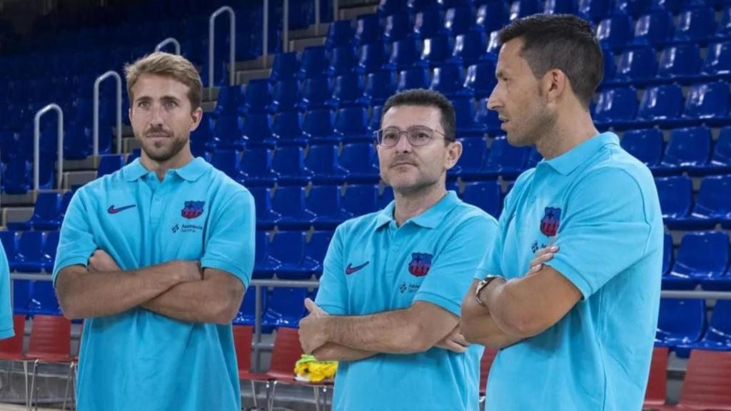 El doctor Carles Miñarro junto a Lucas Gómez (izquierda) en la presentación del Barça de fútbol sala 2022