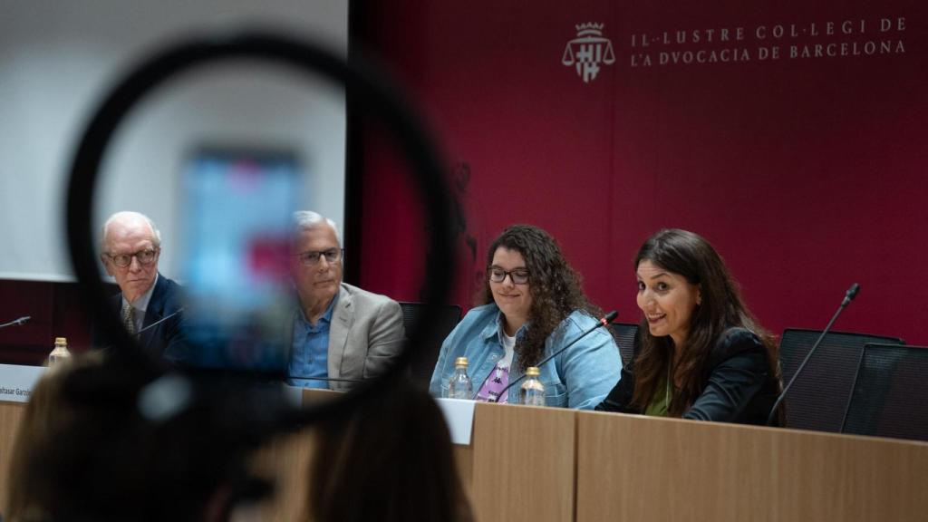 Antonio Sagnier (i), con Baltasar Garzón, Fátima Okfir y Monica Santiago